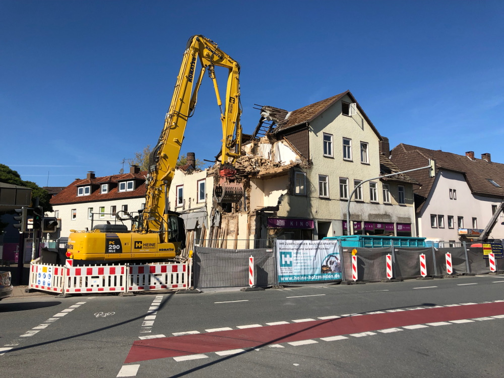 Haus wird von Bagger abgerissen