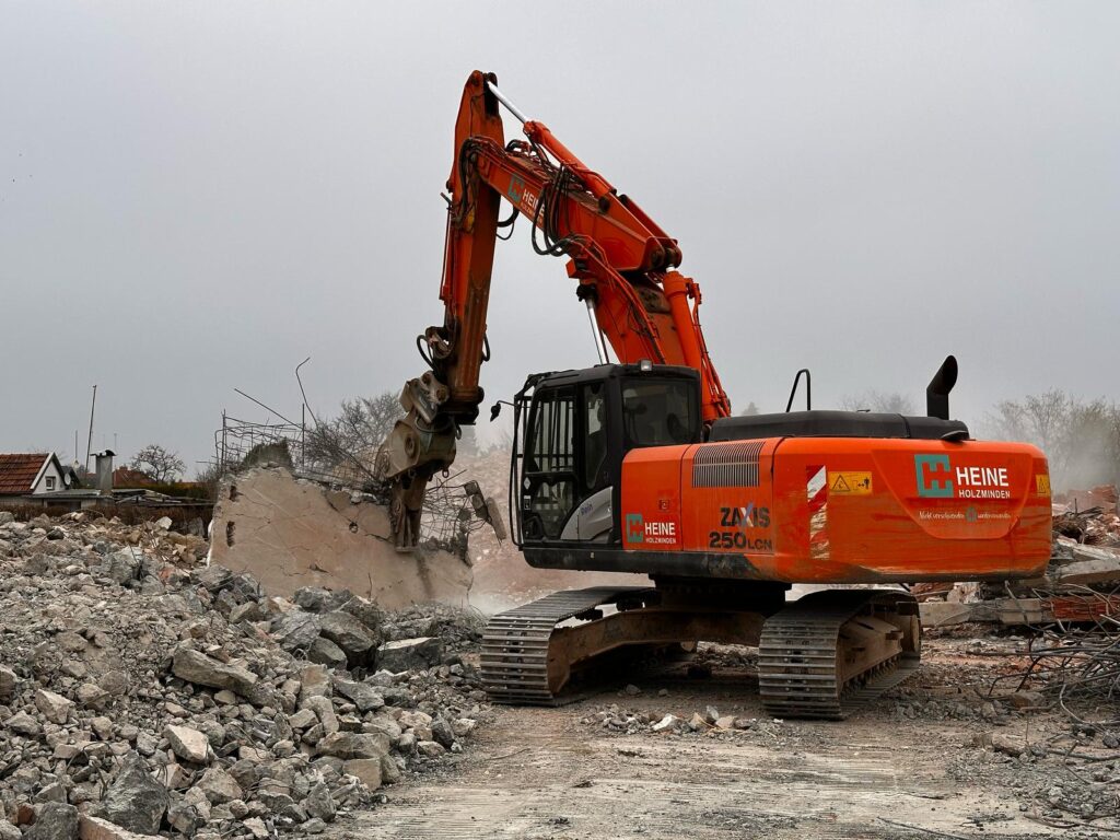 Bagger sammelt Schutt auf