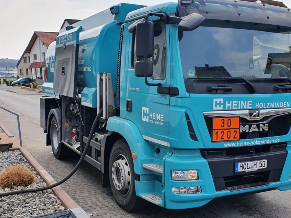 Schlauch an Heizöl Fahrzeug von Heine angeschlossen